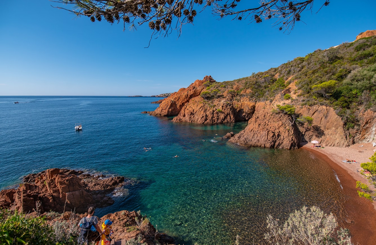 Échange de maison sur la Côte d’Azur – Mer turquoise et maisons ensoleillées