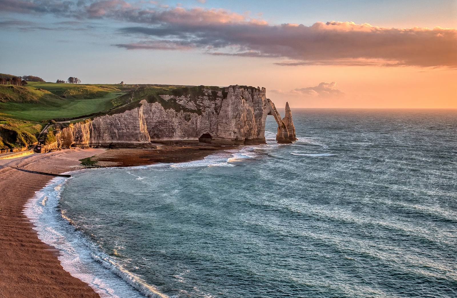 Échange de maison à Étretat – Majesté et mystère des falaises normandes
